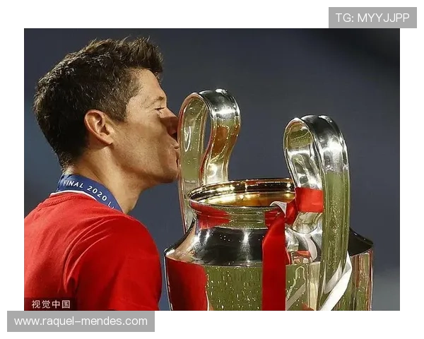 莱万多夫斯基生涯解析：传统中锋到全能终结者的进化路径